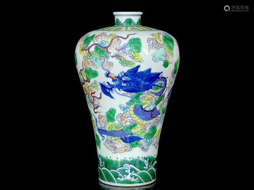 Plum vase with cloud dragon pattern in Yongzheng of Qing Dyn...