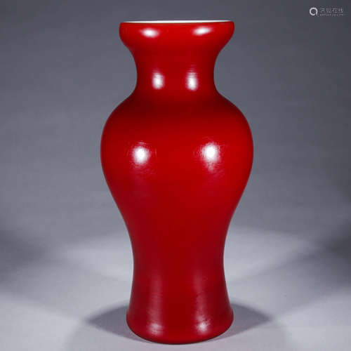 A Chinese Glass Vase Marked Qian Long