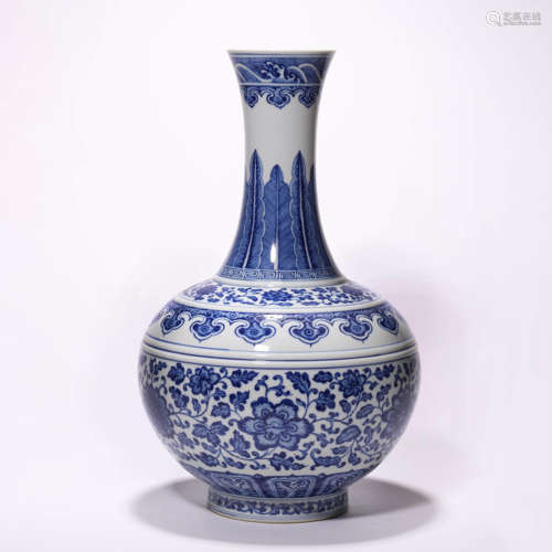 A Chinese Porcelain Blue and White  Interlock Branches Vase ...