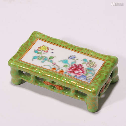 A Chinese Porcelain Famille-Rose Floral Shaped Ink Bed