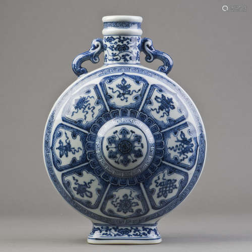 A BLUE AND WHITE PORCELAIN MOONFLASK VASE