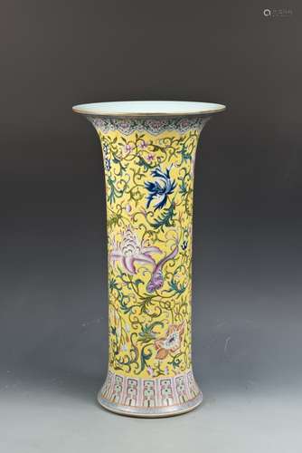 A FAMILLE ROSE PORCELAIN VASE