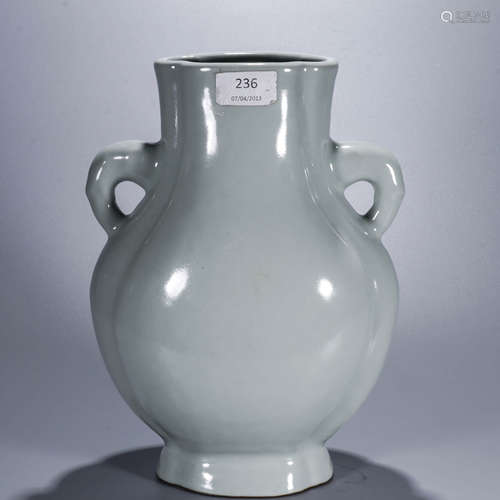 A Chinese PorcelainCeladon-Glazed Vase Marked Qian Long