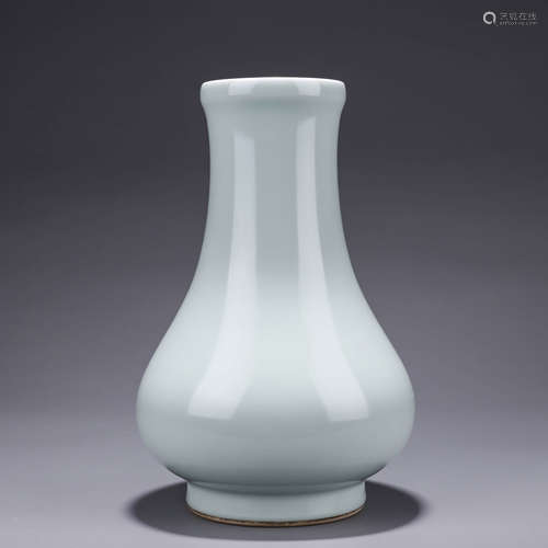 A Chinese Porcelain White-Glazed Vase Marked Qian Long