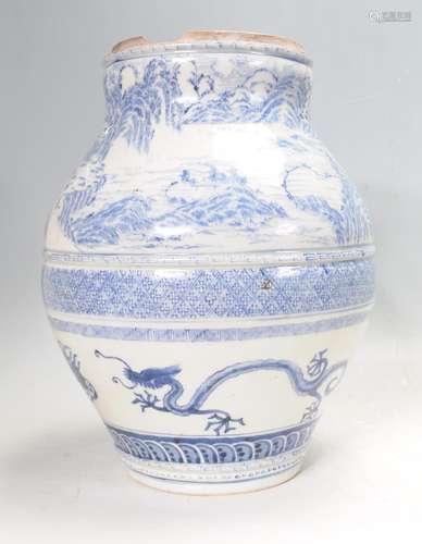 19TH CENTURY CHINESE ORIENTAL BLUE AND WHITE VASE