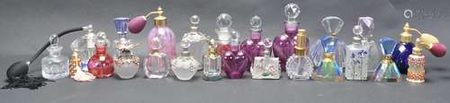 LARGE COLLECTION OF VINTAGE PERFUME SCENT BOTTLES.