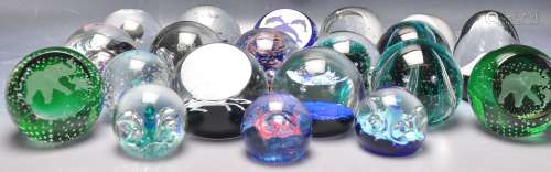 COLLECTION OF 20TH CENTURY CAITHNESS GLASS PAPERWEIGHTS.