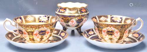COLLECTION OF 1920S ROYAL CROWN DERBY IMARI CUPS AND SAUCERS