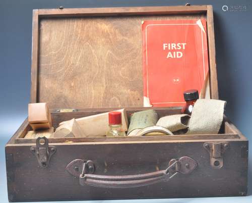 WWII 1940S 20TH CENTURY MILITARY FIRST AID BOX