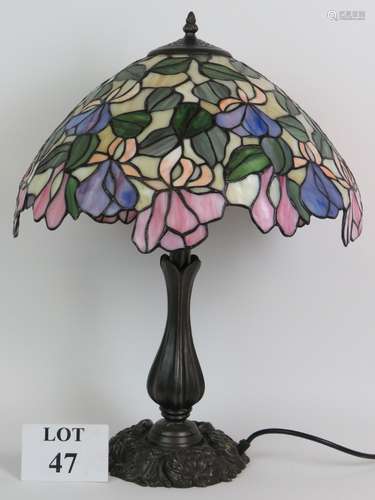 A good quality reproduction Tiffany style table lamp with fl...