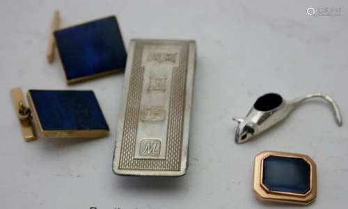 A pair of 9ct gold lapis lazuli cuff links, approx 11.