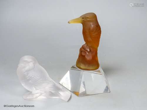 An R. Lalique France frosted glass robin, together with a Cz...