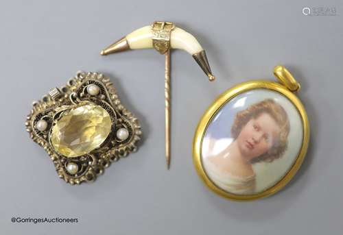 A Victorian yellow metal mounted glazed oval pendant, with m...