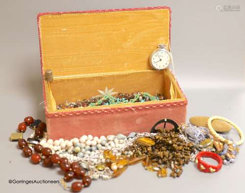 A quantity of assorted costume jewellery.