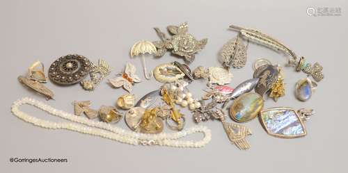 A small quantity of assorted jewellery, including costume, s...