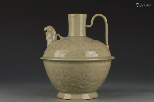 A Chinese Porcelain Wine Pot