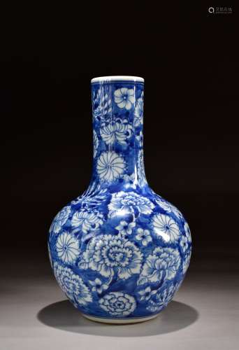 A Blue and White Flower Pattern Porcelain Vase