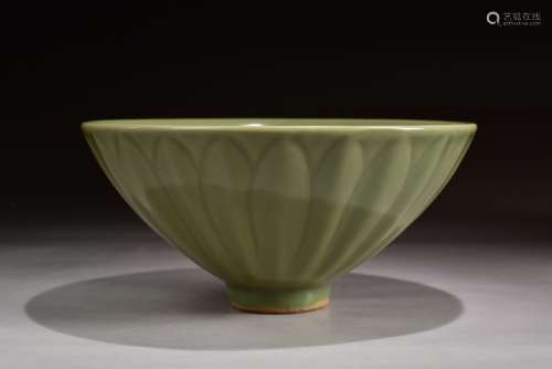 A Longquan Kiln Lotus Flower Pattern Porcelain Bowl