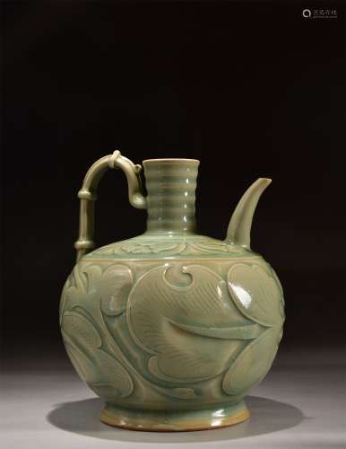 A Yue Kiln Carved Flower Pattern Porcelain Handling Pot