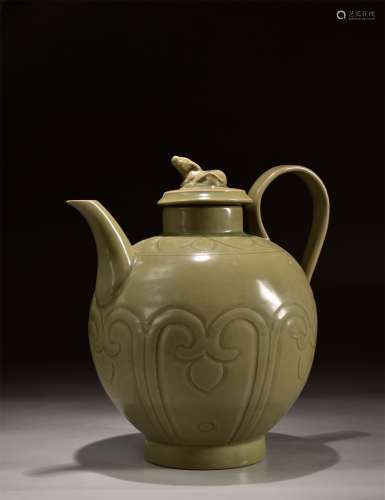 A Yue Kiln Carved Flower Pattern Porcelain Handling Pot