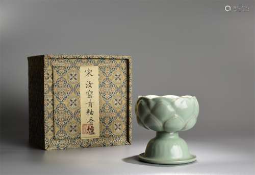 A Ru Ware Grey Glazed Lotus Shape Porcelain Incense Burner