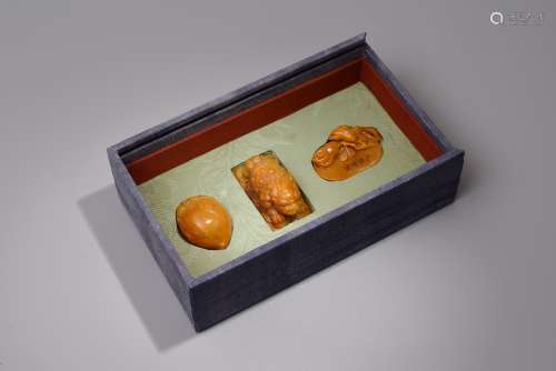 A Group of Three Shoushan Tianhuang Stone Set