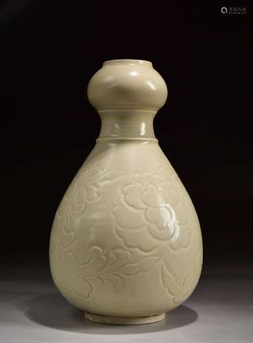 A Ding Ware Porcelain Galic Vase Bottle