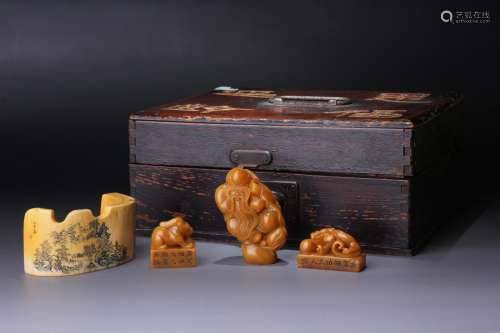 A Group of Three Shoushan Tianhuang Stone Set