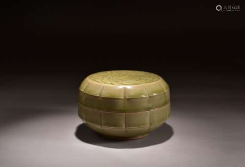 A Yue Kiln Carved Flower Pattern Porcelain Round Box