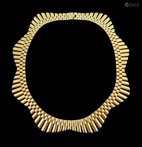 9ct gold triangular design fringed necklace