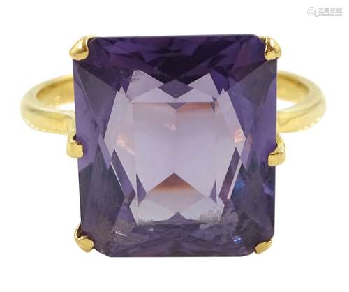 21ct gold synethic purple stone set ring