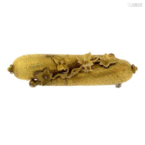 A bar brooch, with ivy leaf accents.Length 4.1cms.