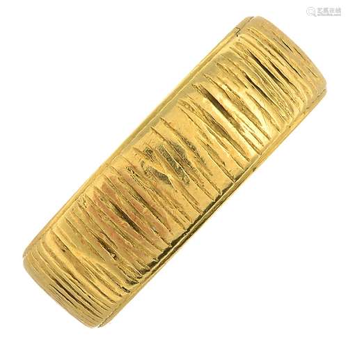 An 18ct gold textured band ring.Hallmarks for London, 1973.R...