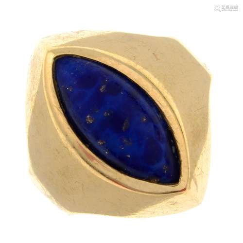 A lapis lazuli single-stone ring.Stamped 750.Ring size L.