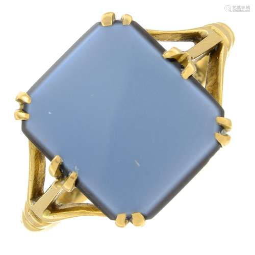 A 1930s 9ct gold banded agate signet ring.Hallmarks for Ches...