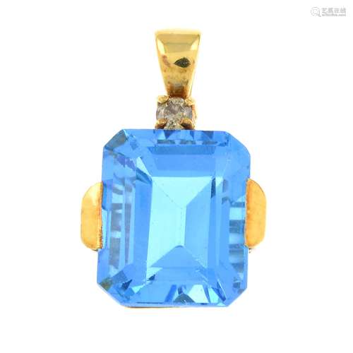 A blue topaz pendant.Stamped K18.