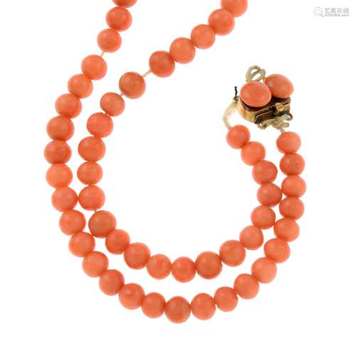 A coral bead necklace.AF.Coral measuring 8.7 to 5.5mms.