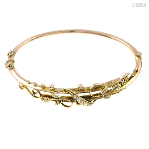 An Edwardian 9ct gold split pearl hinged bangle.Hallmarks fo...