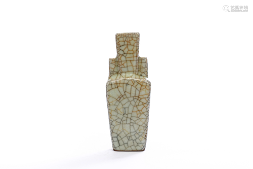 Ge Kiln Vase with Revolved Lines