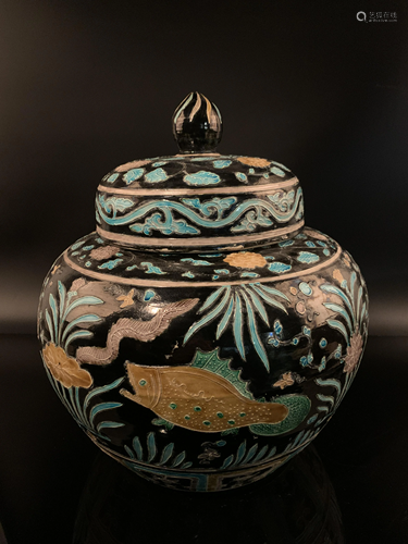 Chinese Ming Enamel Porcelain Jar