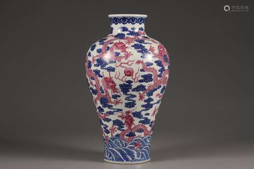 A BLUE AND WHITE BOTTLE WITH DRAGON PATTERNS IN QING DYNASTY