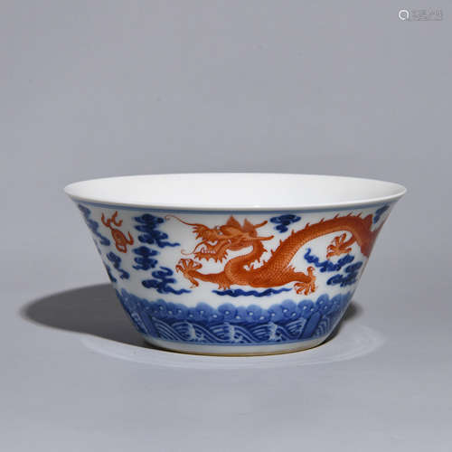 A BLUE AND WHITE BOWL WITH DRAGON PATTERNS IN QING DYNASTY