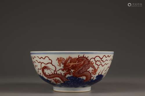 AN ALUM RED GLAZE BOWL WITH DRAGON PATTERNS IN QING DYNASTY