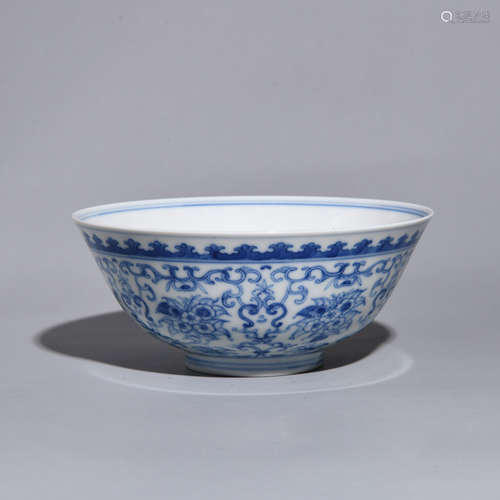 A BLUE AND WHITE BOWL WITH FLOWER PATTERNS IN QING DYNASTY