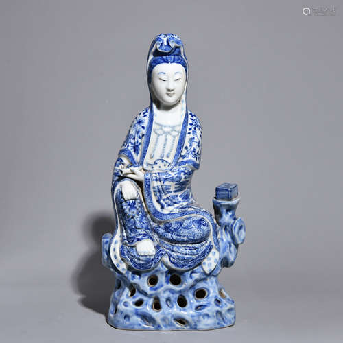 A BLUE AND WHITE GUANYIN STATUE IN THE REPUBLIC OF CHINA