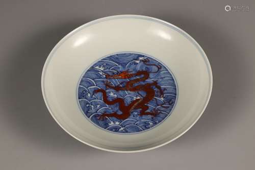 A BLUE-AND-WHITE ALUM RED PLATE WITH DRAGON PATTERNS IN QING...