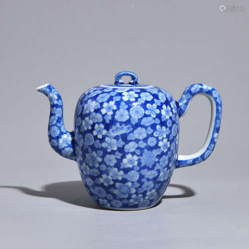 A BLUE AND WHITE TEA POT WITH FLOWER PATTERNS IN QING DYNAST...