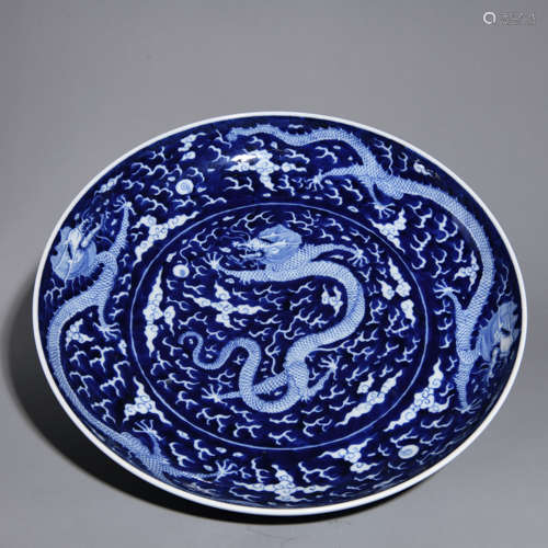 A BLUE AND WHITE PLATE WITH DRAGON PATTERNS IN QING DYNASTY