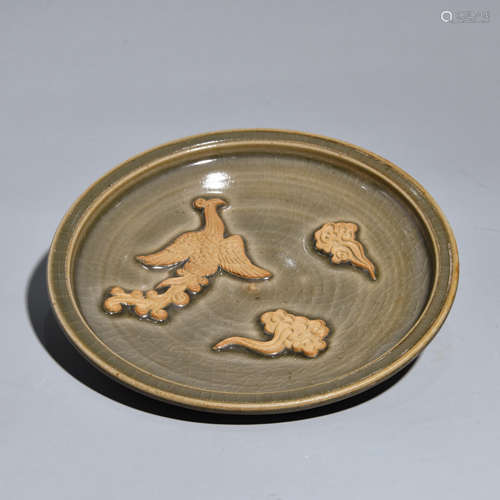 A LONGQUAN KILN PLATE WITH PHOENIX PATTERNS