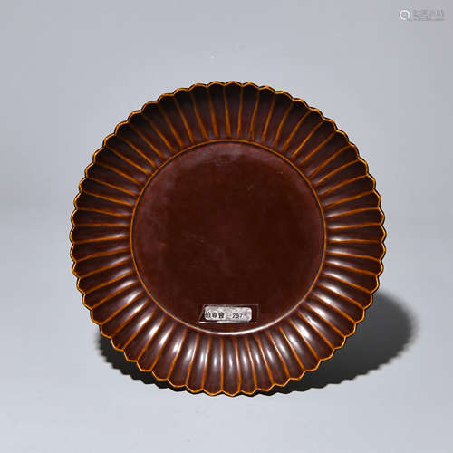 A PLATE SHAPED WITH CHRYSANTHEMUM PETAL IN QING DYNASTY